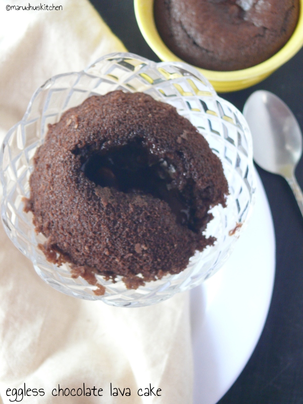 eggless molten chocolate lava cake recipe - Marudhuskitchen